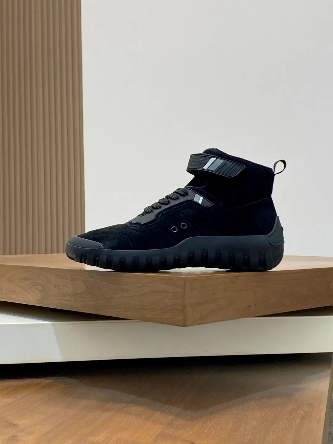 Men's shoes 💰860 Prada/Prada's new men's patchwork casual sports boots! The shoe's exquisite stitching outlines a unique geometric texture, and contemporary lines and details reinterpret the classic sports style. The upper is made of ultra-official material, and the lining is full cowhide. It is lightweight, breathable, practical and versatile. The tongue is decorated with the Prada Milano logo, and the logo print is embellished with the laces. It is paired with a 2.5cm two-color rubber sole to create a comfortable wearing experience. Comes with full set of original packaging dust bag! Size: 39-40-41-42-43-44 (45 customized) standard leather shoe size